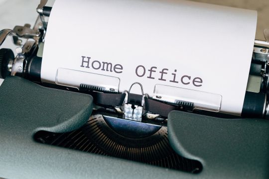 Schreibmaschine, auf der gerade das Wort Home Office eingetippt wurde.