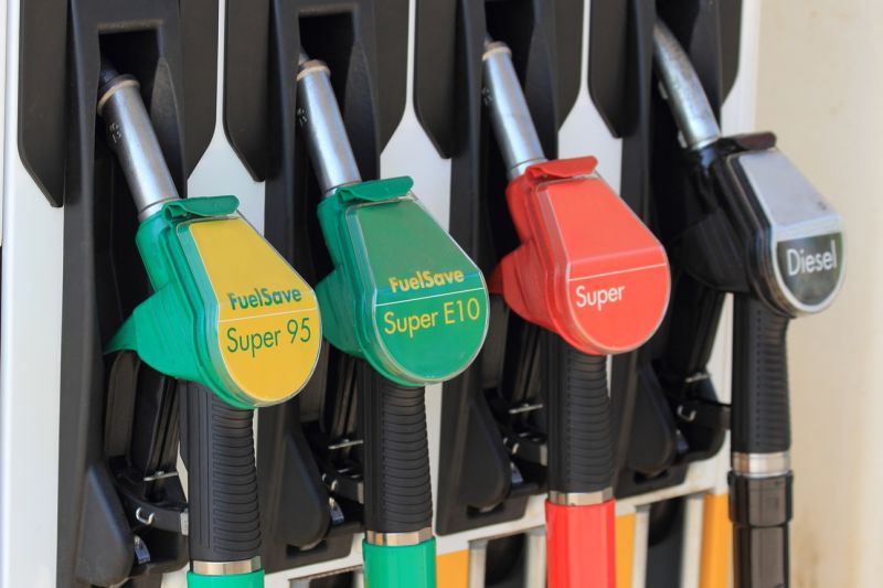 Zapfsäule mit vier Sprit-Pistolen für Benzin, Super, Super E 10 und Diesel.