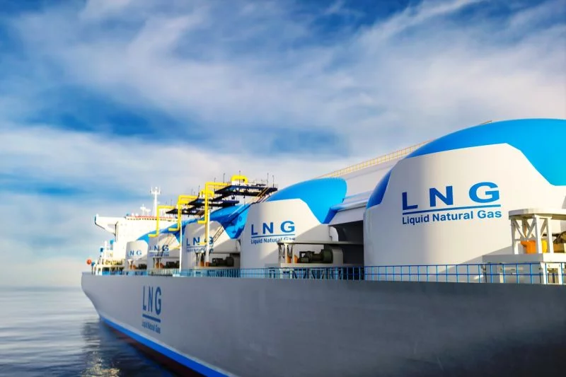 Weißes Schiff mit fünf weiß-blauen Flüssiggas-Tanks darauf und der mehrfachen Aufschrift: LNG..