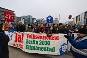 Banner zum Berliner Klimaentscheid beim Globalen Klimastreik Anfang März 2023
