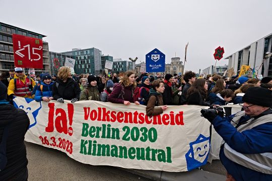 Banner zum Berliner Klimaentscheid beim Globalen Klimastreik Anfang März 2023