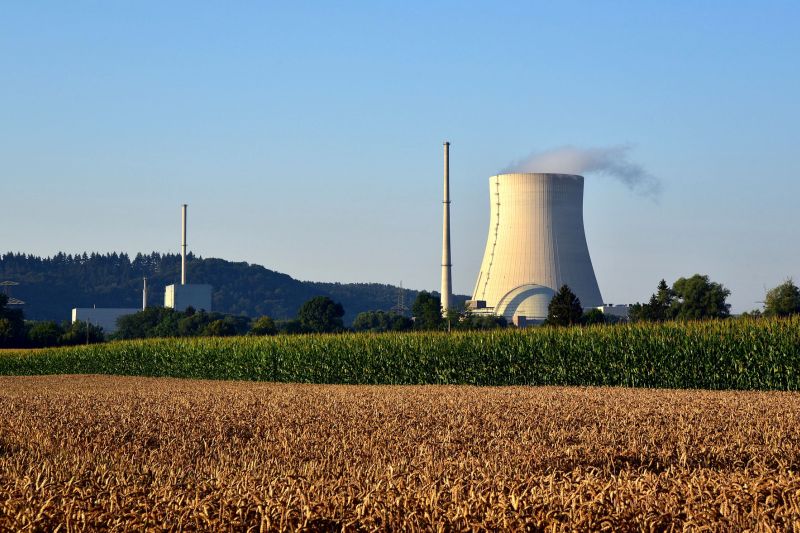 Blick über ein Feld auf das Atomkraftwerk Isar 2, das seit 15. April 2022 vom Netz ist.