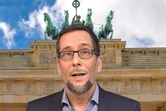 Aufmacherbild: Volker Quaschning vor dem Brandenburger Tor.