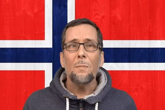 Aufmacherbild: Volker Quaschning vor einer norwegischen Flagge, die auf Holzbretter gemalt ist.