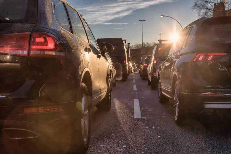 Stau am frühen Morgen, von hinten zwischen den Autos aufgenommen.