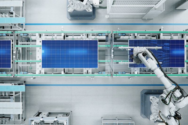 Moderne Fertigungsstraße für Solarmodule in der in der Draufsicht.