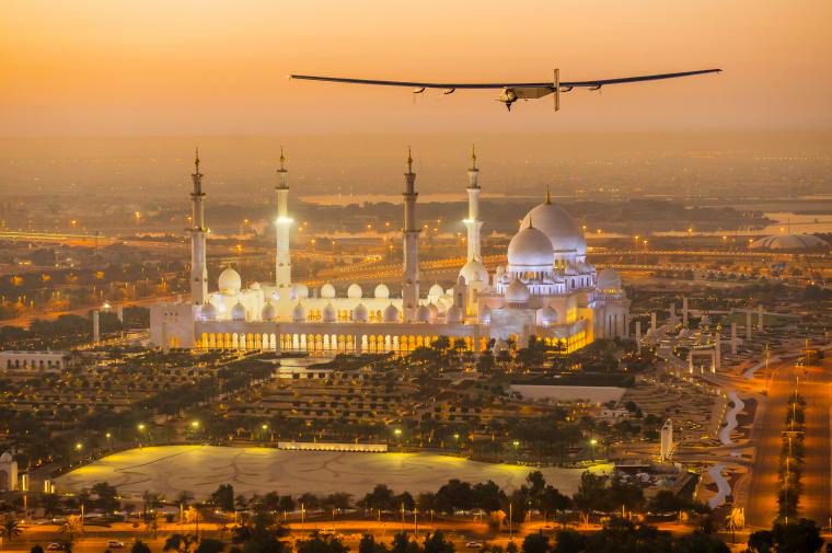 Solar Impulse 2 über Abu Dhabi