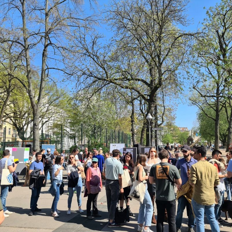 Zwei Dutzend Menschen stehen auf dem Hohenstaufenplatz in Berlin-Kreuzberg, einige diskutieren.