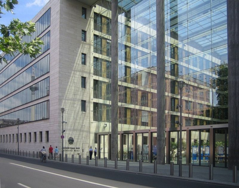 Das Dienstgebäude des Auswärtigen Amtes in Berlin mit dem Eingang am Werderschen Markt, in den Fenstern spiegelt sich der Fernsehturm.