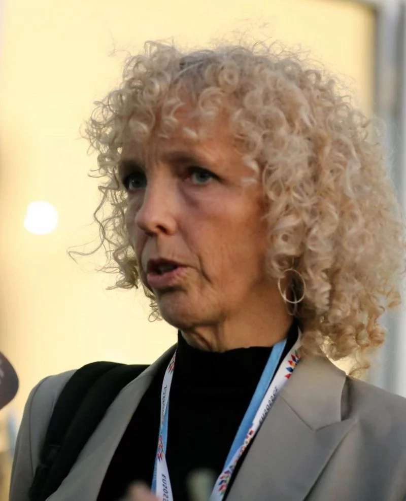 Porträtaufnahme von Jennifer Morgan bei einem Interview.