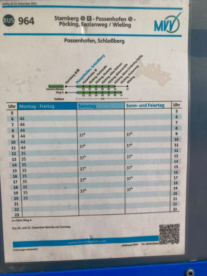 Busfahrplan: von sieben Uhr früh bis halb neun abends verkehrt stündlich eine Buslinie in die nächste Stadt, am Wochenende zweistündlich von halb zehn bis halb acht.
