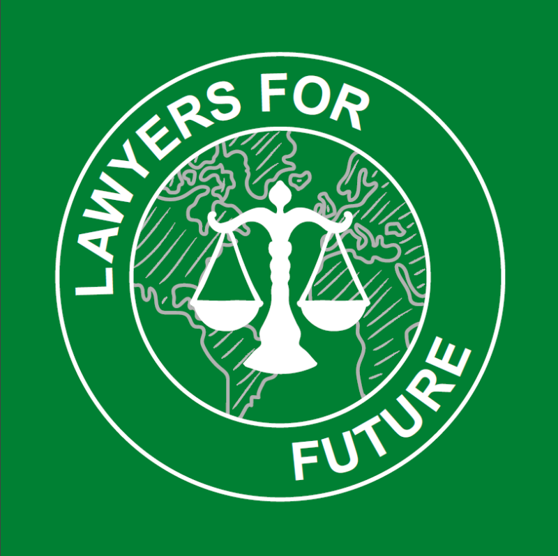 Das kreisrunde grüne Logo von Lawyers for Future mit einer Waage vor einer stilisierten Weltkarte.