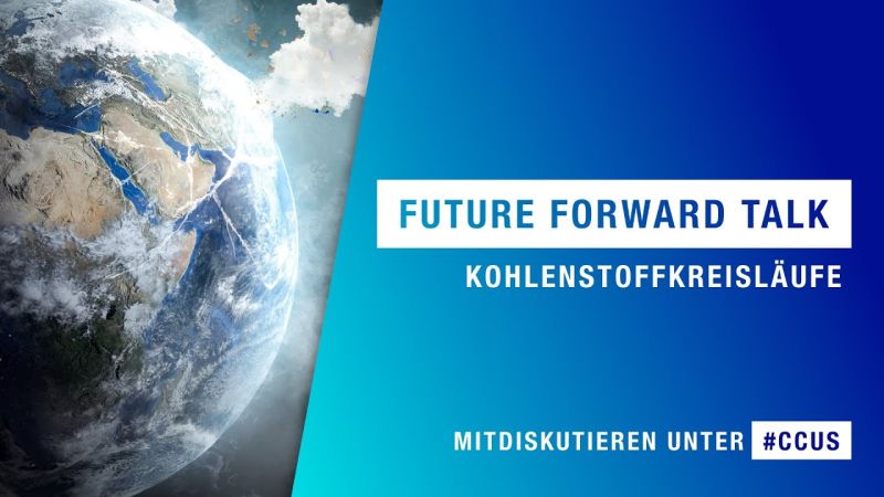 Ein Teil der Erde aus dem Weltraum aufgenommen, daneben eine blaue Fläche mit der Aufschrift: Future Forward Talk - Kohlenstoffkreisläufe.