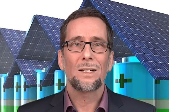 Volker Quaschning, im Hintergrund sind stilisierte Solarhäuser mit Batteriespeichern zu sehen.