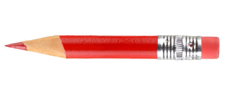 Ein angespitzter roter Buntstift mit integriertem Radiergummi.
