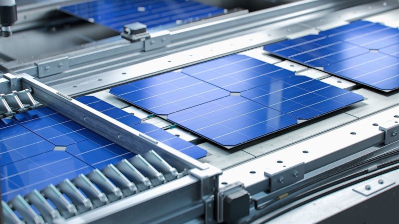 Neue Photovoltaik-Zellen laufen vor der Solarpaneel-Herstellung über ein Band und werden getestet.