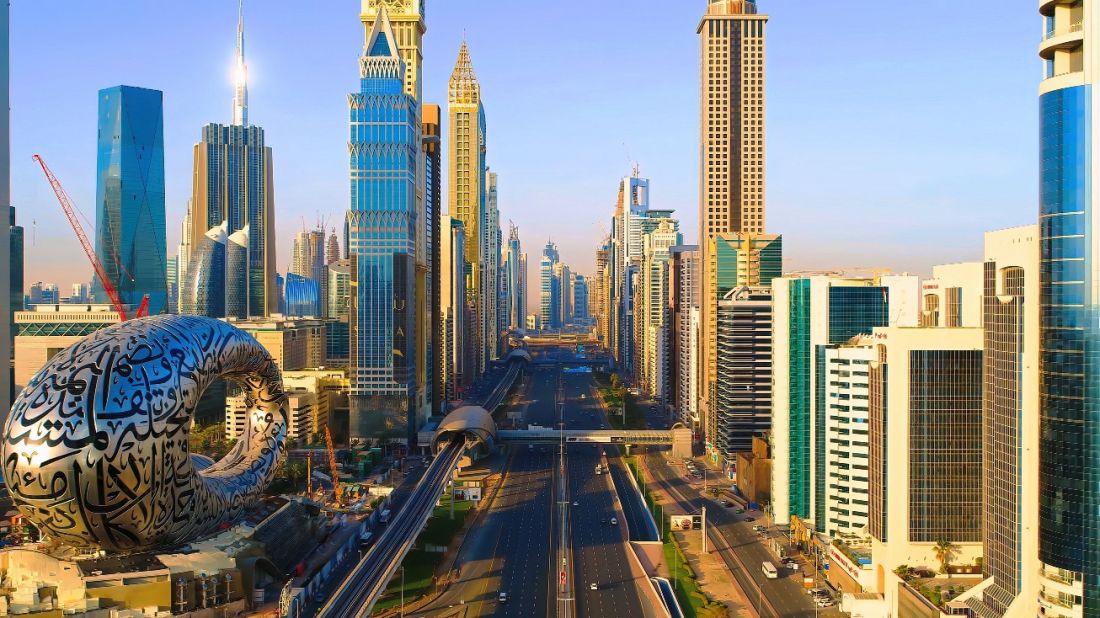 Luftaufnahme von Dubai, der Hauptstadt der Vereinigten Arabischen Emirate, mit vielen Wolkenkratzern und einer Stadtautobahn.