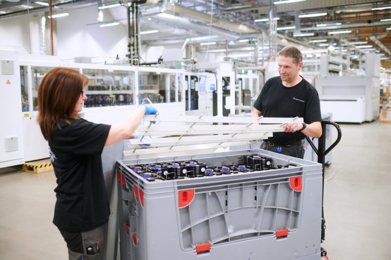Im Meyer-Burger-Werk in Thalheim werden Solarzellen für das inzwischen geschlossene Modulwerk in Freiberg verpackt.