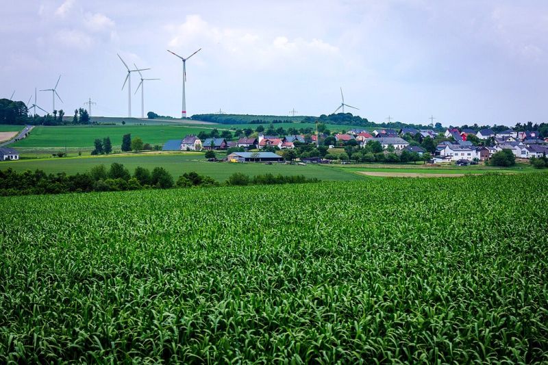 Die Ortschaft Paschel bei Trier, im Hintergrund Windräder.