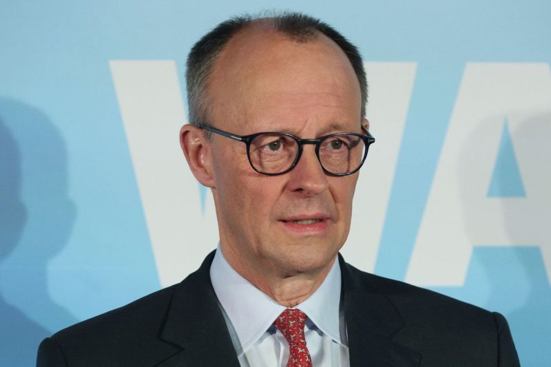 CDU-Chef Friedrich Merz steht vor einer hellblauen Wand im ARD-Studio.