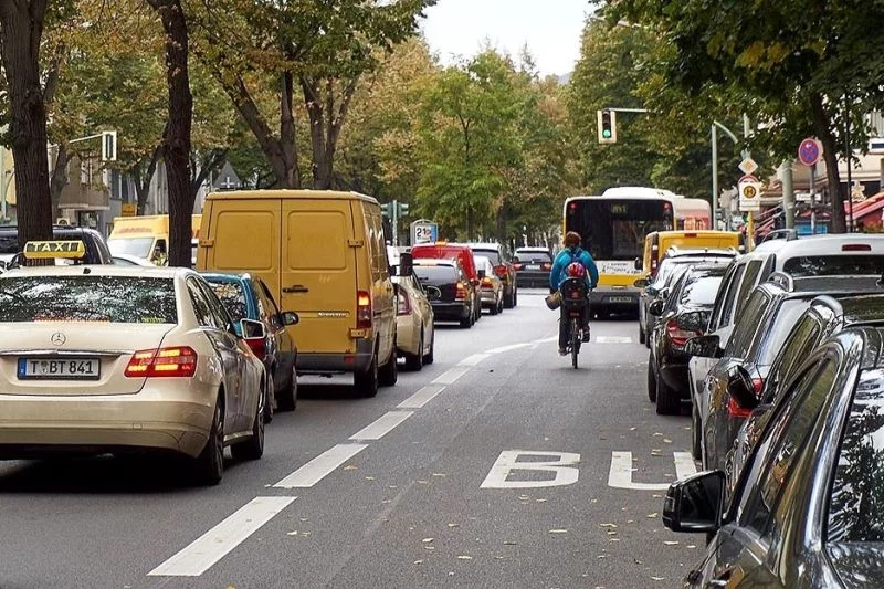 Berliner Straße mit temporärer Busspur, die zu jeder Zeit auch von Radfahrenden zu benutzen ist.