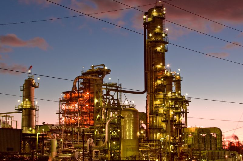 Die beleuchteten Anlagen der Ölraffinerie El Segundo von Chevron gegen den Abendhimmel.