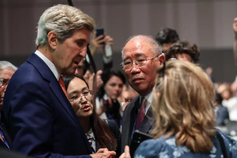 Xie Zhenhua, John Kerry und zwei weitere Staatenvertreterinnen im Gespräch auf der Klimakonferenz in Dubai.