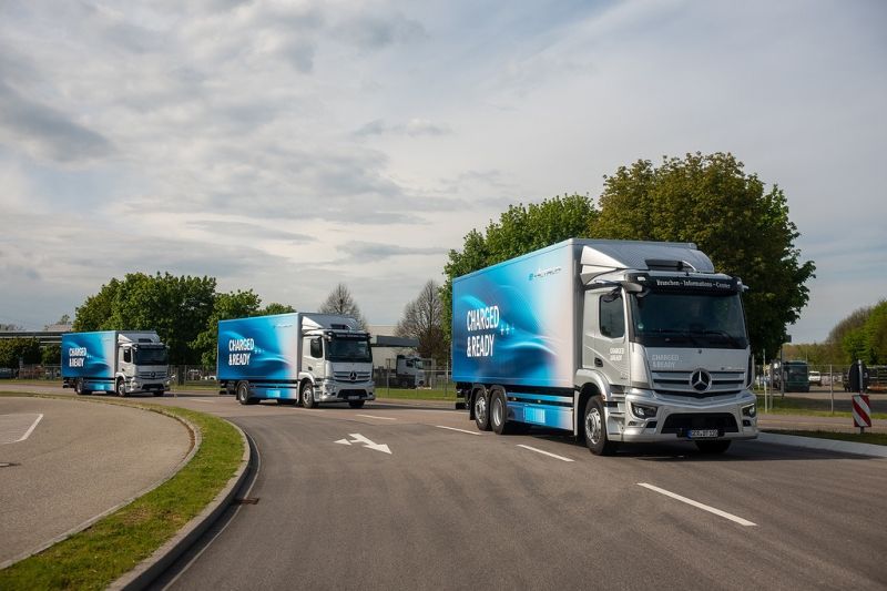 Drei Elektro-LKW auf der Straße