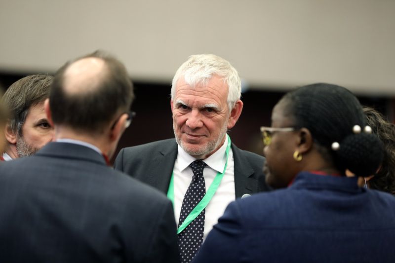 Jochen Flasbarth im Gespräch mit Delegierten anderer Länder beim Klimagipfel 2022.