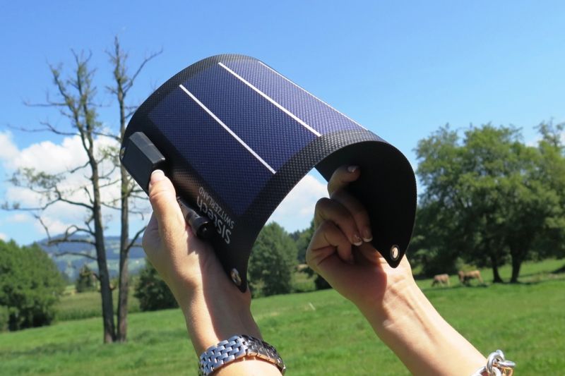 Jemand hält flexible Solarzellen in den Händen und biegt sie stark duch.