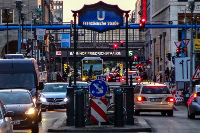 Stop-and-Go in der abendlichen Friedrichstraße vor einigen Jahren, ein Bus kommt nur langsam durch.