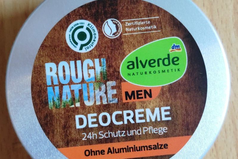 Kremdose für Männer mit der Aufschrift: Rough Nature – Deocreme – 24 Stunden Schutz und Pflege – ohne Aluminiumsalze – DM Alverde Naturkosmetik – klimaneutral.