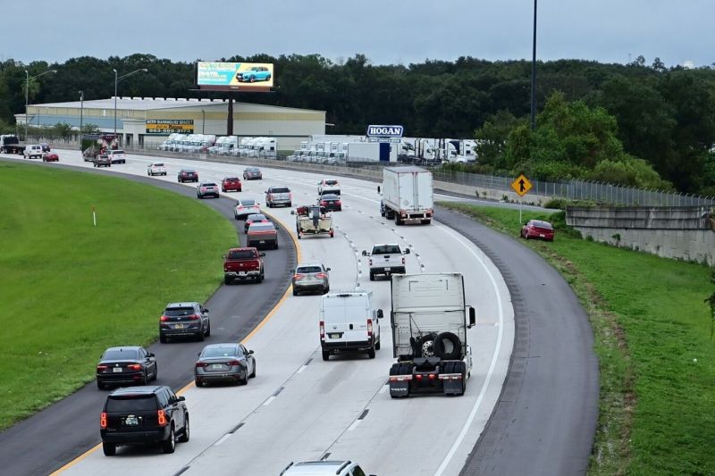 Auf der Autobahn einschließlich des Standstreifens fahren Fahrzeuge dicht an dicht.