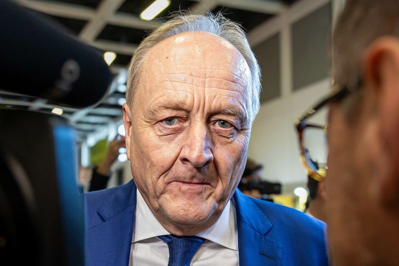 Joachim Rukwied schaut in die Kamera, er wirkt etwas angeschlagen.
