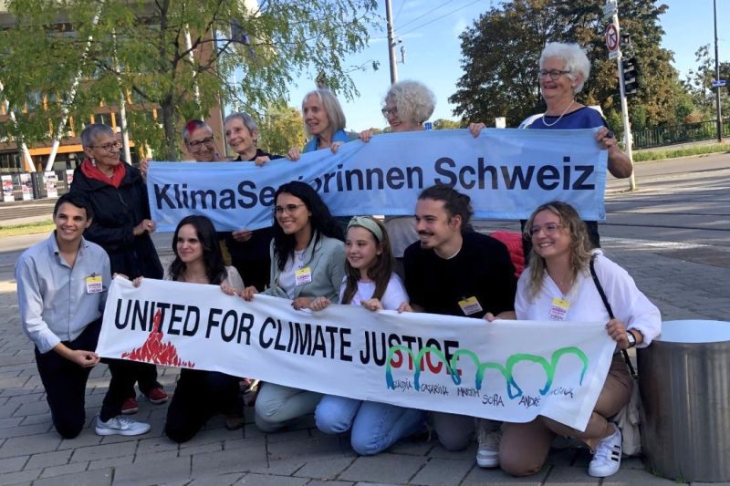 Gruppenfoto von zwei Bündnissen für Klimaklagen am Europäischen Gerichtshof für Menschenrechte in Straßburg.