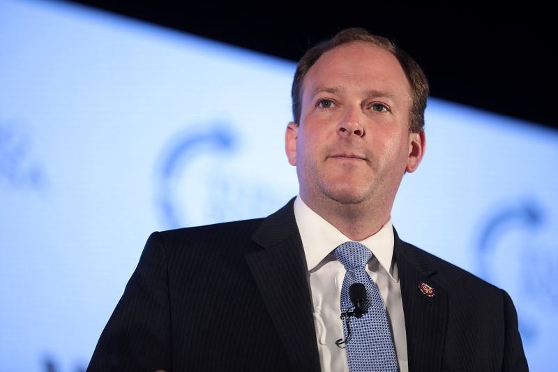 Lee Zeldin bei einem öffentlichen Auftritt, Aufnahme von leicht schräg unten.