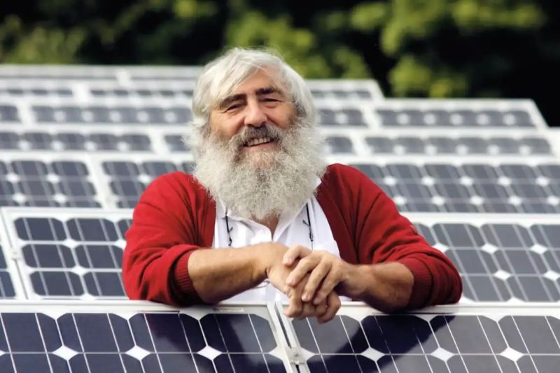 Michael Sladek steht in einem kleinen Solarpark.