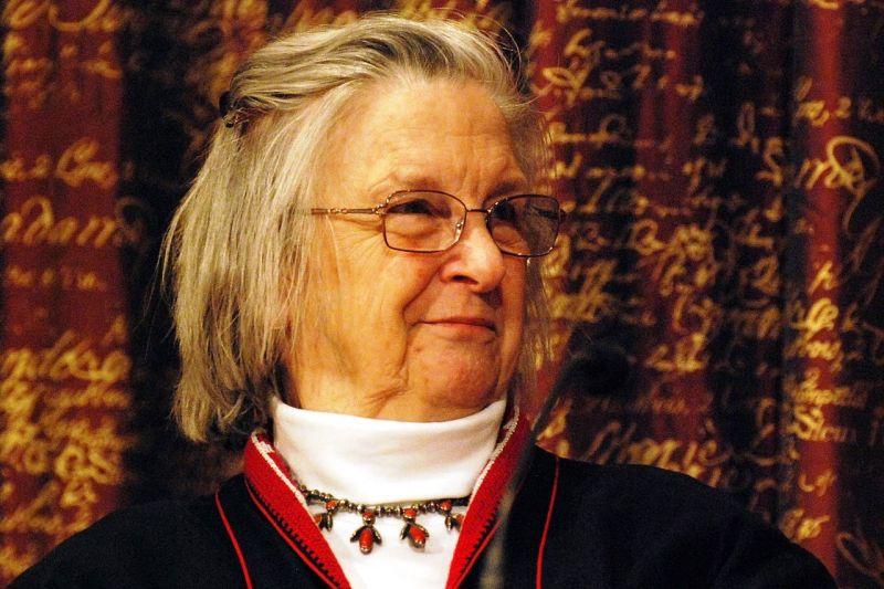 Porträtaufnahme von Elinor Ostrom.