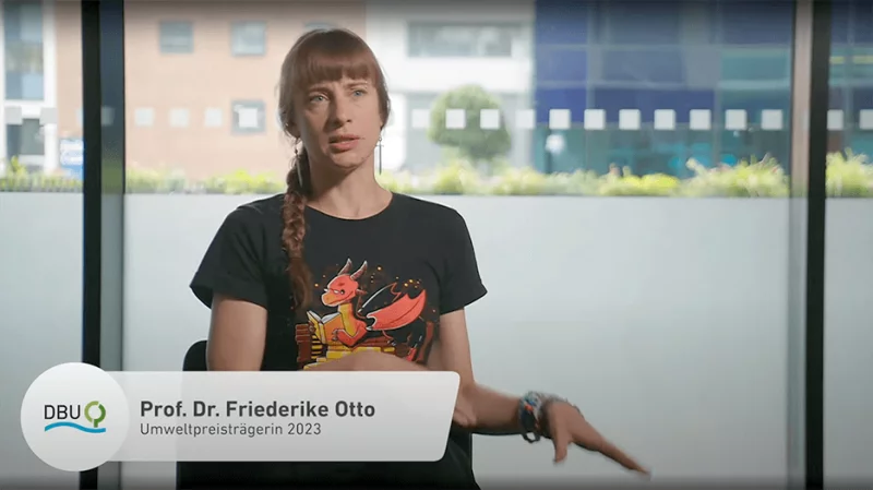 Friederike Otto spricht und unterstreicht ihre Worte mit der Hand.