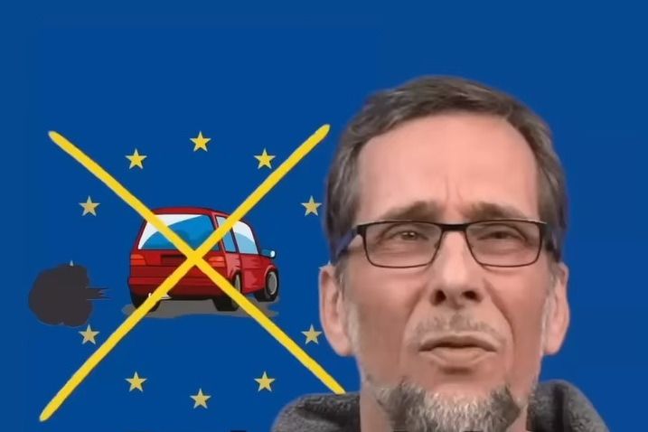 Aufmacherbild: Volker Quaschning im grauen Kapuzenpulli, hinter ihm ein durchgestrichenes Auto mit einer dicken Auspuff-Wolke.