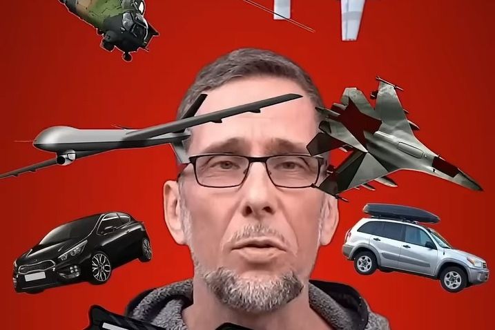 Aufmacherbild: Volker Quaschning im grauen Kapuzenpulli, um ihn herum Autos, Kriegswaffen und Flugzeuge.