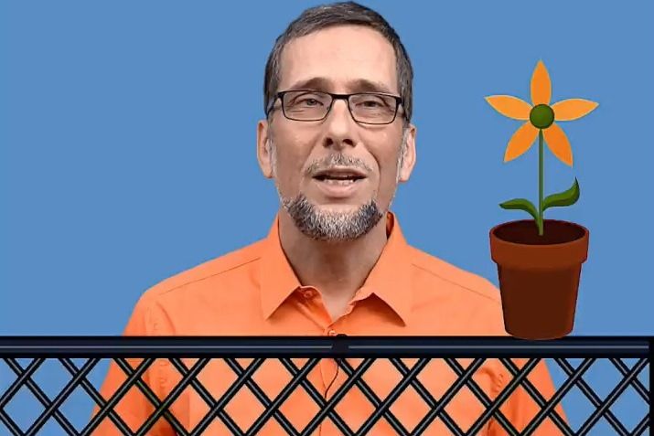 Aufmacherbild: Volker Quaschning im orangefarbenen Hemd hinter einer stilisierten Balkonbrüstung, auf der ein Blumentopf steht.