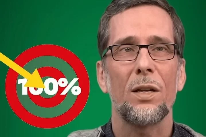 Aufmacherbild: Volker Quaschning vor dunkelgrünem Hintergrund, neben ihm eine stilisierte Zielscheibe, die ein gezeichneter Pfeil genau in der Mitte trifft. Dort steht: 100 Prozent.