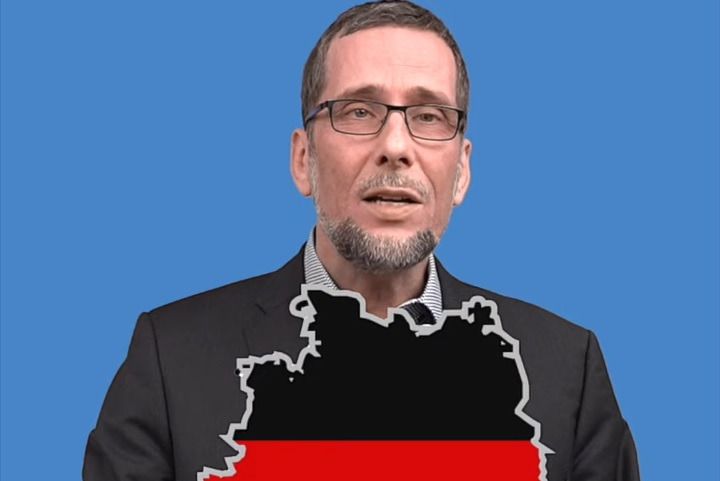 Aufmacherbild: Volker Quaschning, vor ihm der nördliche Teil von Deutschland als Umriss in Schwarz-Rot-Gold.