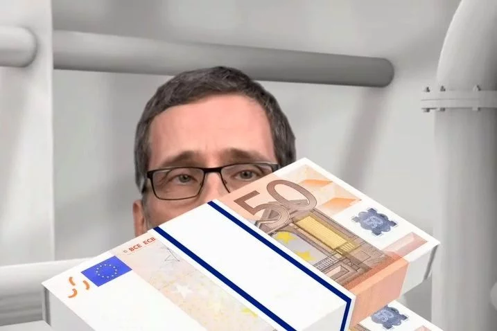 Aufmacherbild: Volker Quaschning im Heizungskeller, halb verdeckt von einem Bündel 50-Euro-Scheine.