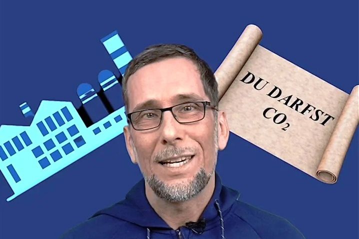 Aufmacherbild: Volker Quaschning im blauen Kapuzenpulli, hinter ihm eine stilisierte Fabrik und eine Schriftrolle, auf der steht: Du darfst CO2.