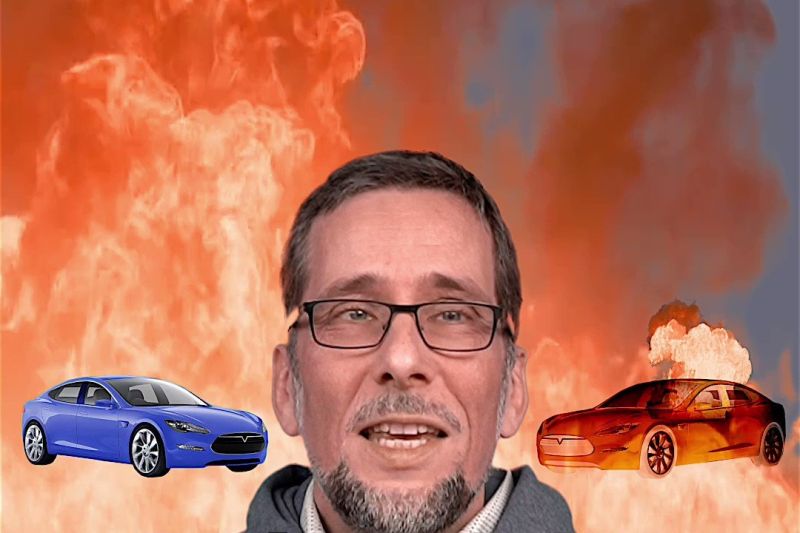 Volker Quaschning spricht, hinter ihm sind zwei Autos und eine riesige Flamme zu sehen.