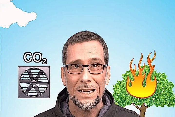Aufmacherbild: Volker Quaschning vor einem grafischen Hintergrund aus Himmel, einem brennenden Baum und einer CO2-Rückholungs-Anlage.