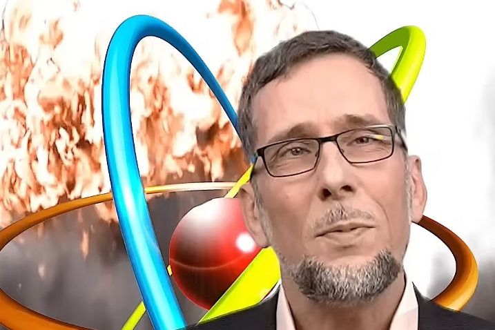 Aufmacherbild: Volker Quaschning im Anzug, hinter ihm ein Atom-Modell und eine Atombomben-Explosion.