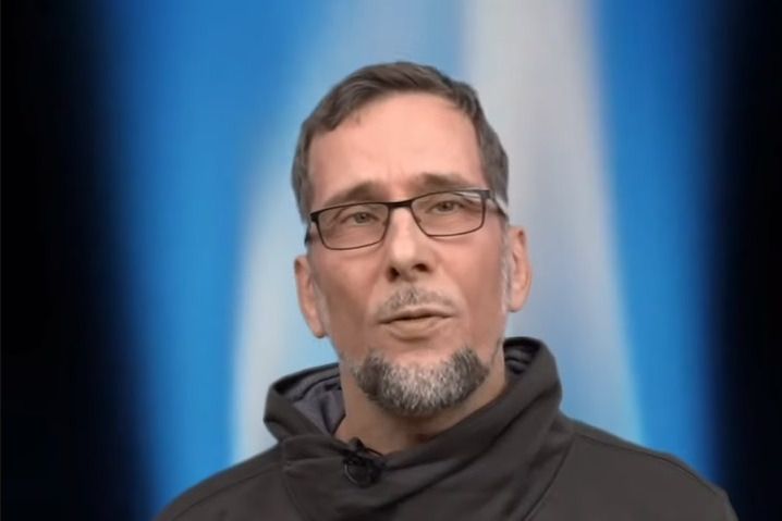 Aufmacherbild: Volker Quaschning im grauen Kapuzenpulli, hinter ihm eine große blaue Gasflamme.